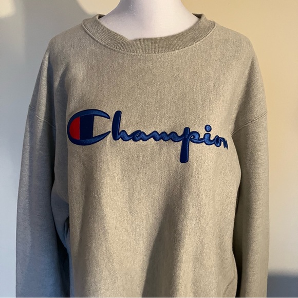 Men’s Grey Champion Logo Crewneck size Large - Picture 2 of 6